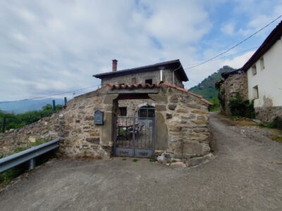 CASA CON GARAJE Y FINCA EN LA ROMÍA DE ARRIBA (ASTURIAS)