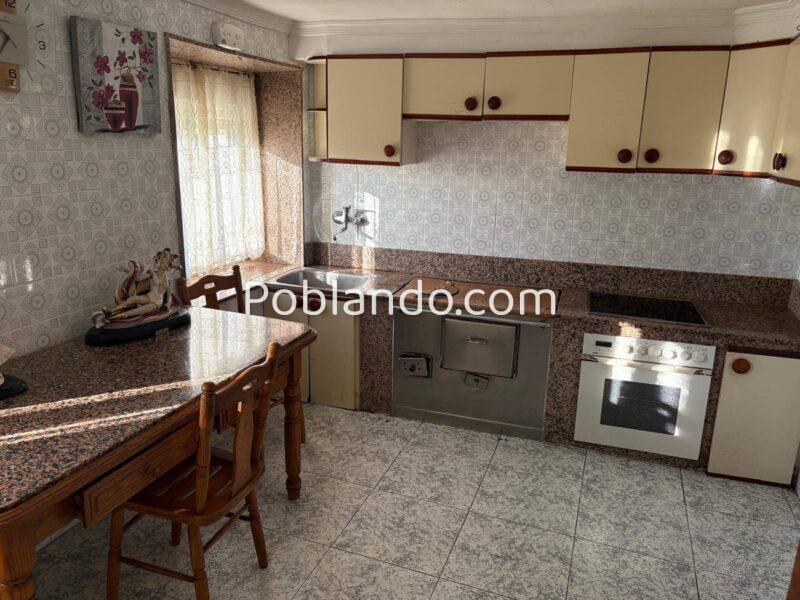 Casa de dos plantas para reformar y un hórreo con dos cocheras