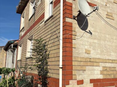 Casa de dos plantas para reformar y un hórreo con dos cocheras