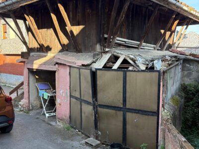 Casa de dos plantas para reformar y un hórreo con dos cocheras