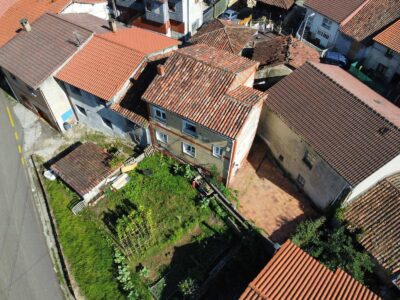 Casa de dos plantas para reformar y un hórreo con dos cocheras