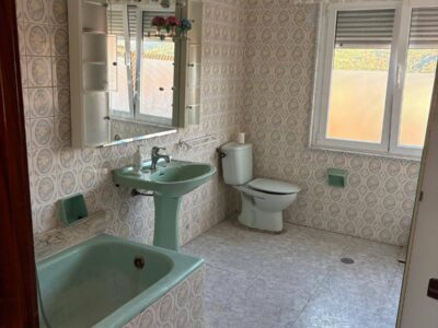 Casa de dos plantas para reformar y un hórreo con dos cocheras