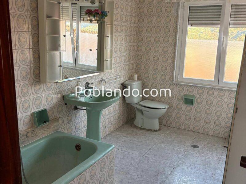 Casa de dos plantas para reformar y un hórreo con dos cocheras