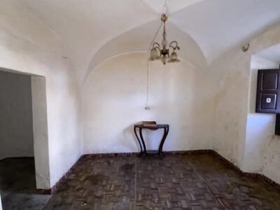 Casa tradicional de pueblo con muchas estancias y patio, a tan solo 15 min de Cáceres. 220 metros cuadrados