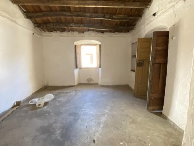 Casa tradicional de pueblo con muchas estancias y patio, a tan solo 15 min de Cáceres. 220 metros cuadrados
