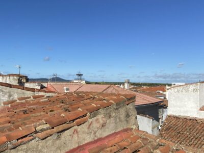 Casa tradicional de pueblo con muchas estancias y patio, a tan solo 15 min de Cáceres. 220 metros cuadrados