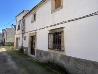Casa tradicional de pueblo con muchas estancias y patio, a tan solo 15 min de Cáceres. 220 metros cuadrados