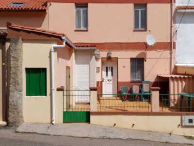 Se vende casa, a 1´5 km de la playa. Tres dormitorios, dos baños.