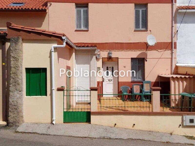 Se vende casa, a 1´5 km de la playa. Tres dormitorios, dos baños.