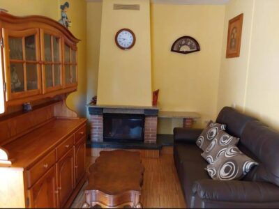 Se vende casa, a 1´5 km de la playa. Tres dormitorios, dos baños.