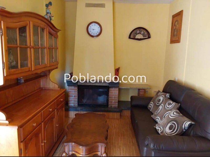 Se vende casa, a 1´5 km de la playa. Tres dormitorios, dos baños.