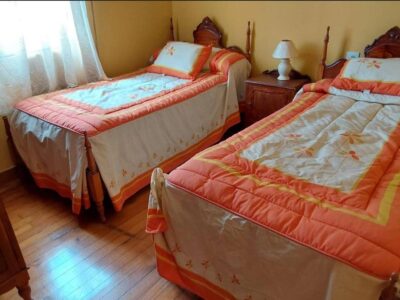 Se vende casa, a 1´5 km de la playa. Tres dormitorios, dos baños.