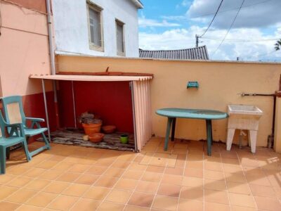 Se vende casa, a 1´5 km de la playa. Tres dormitorios, dos baños.