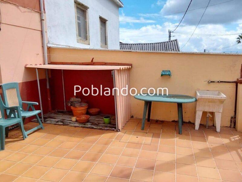 Se vende casa, a 1´5 km de la playa. Tres dormitorios, dos baños.