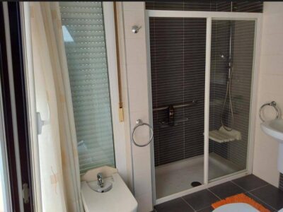 Se vende casa, a 1´5 km de la playa. Tres dormitorios, dos baños.