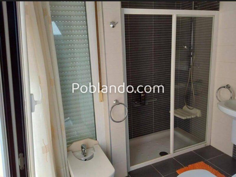 Se vende casa, a 1´5 km de la playa. Tres dormitorios, dos baños.