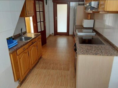 Se vende casa, a 1´5 km de la playa. Tres dormitorios, dos baños.