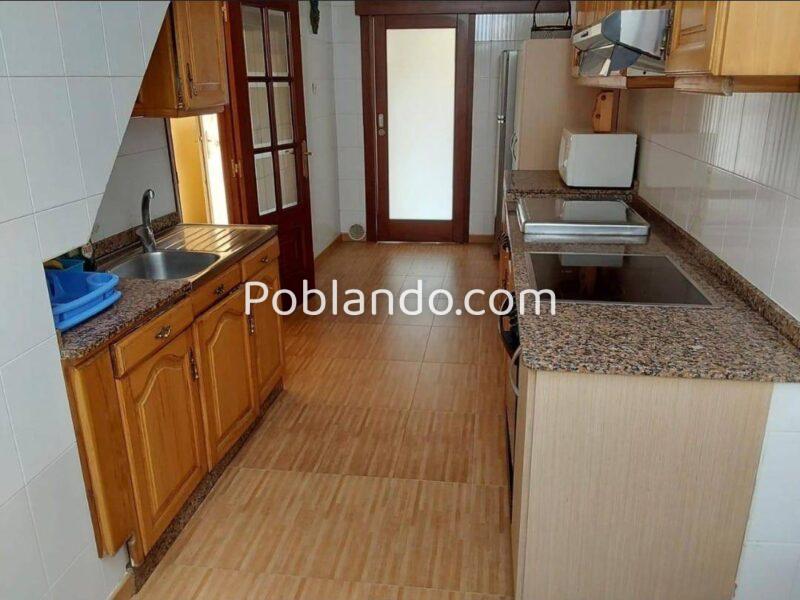 Se vende casa, a 1´5 km de la playa. Tres dormitorios, dos baños.