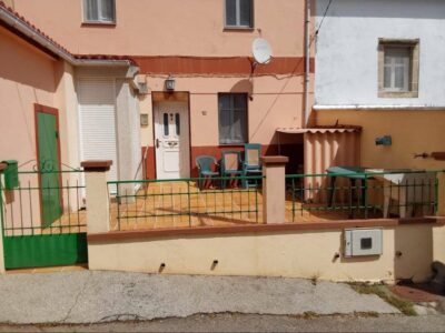 Se vende casa, a 1´5 km de la playa. Tres dormitorios, dos baños.