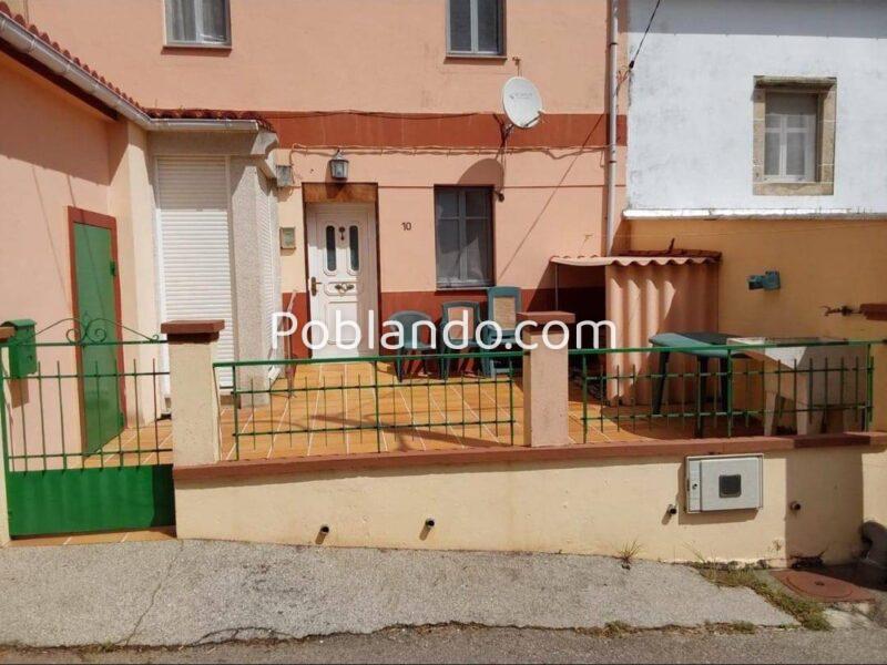 Se vende casa, a 1´5 km de la playa. Tres dormitorios, dos baños.