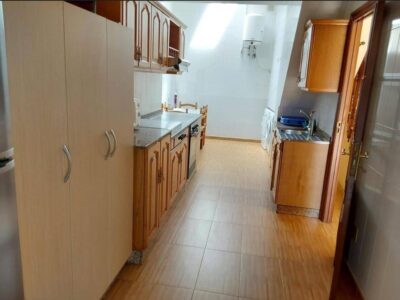 Se vende casa, a 1´5 km de la playa. Tres dormitorios, dos baños.