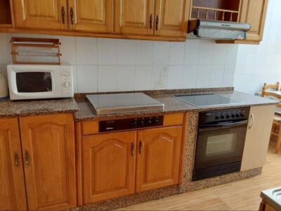 Se vende casa, a 1´5 km de la playa. Tres dormitorios, dos baños.