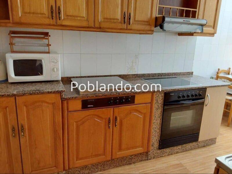 Se vende casa, a 1´5 km de la playa. Tres dormitorios, dos baños.