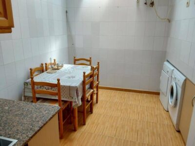 Se vende casa, a 1´5 km de la playa. Tres dormitorios, dos baños.