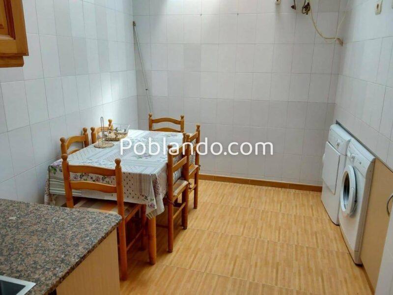 Se vende casa, a 1´5 km de la playa. Tres dormitorios, dos baños.