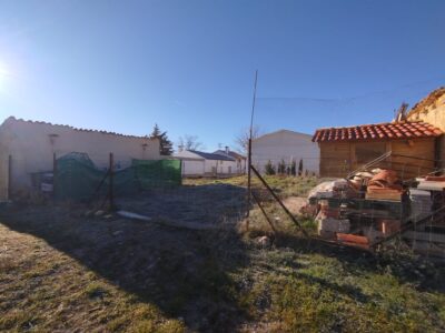 Solar urbanizable con almacén en Casas de Carrasco (Jaén)
