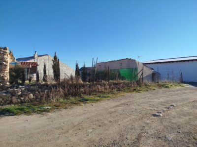 Solar urbanizable con almacén en Casas de Carrasco (Jaén)