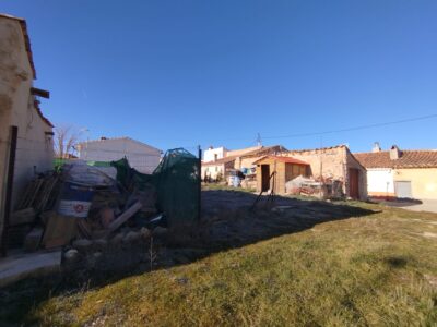 Solar urbanizable con almacén en Casas de Carrasco (Jaén)