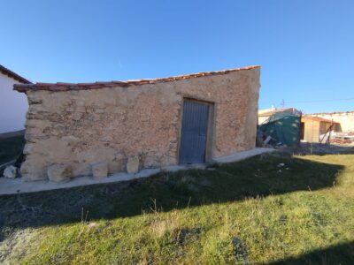 Solar urbanizable con almacén en Casas de Carrasco (Jaén)