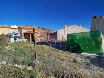 Solar urbanizable con almacén en Casas de Carrasco (Jaén)