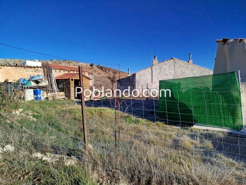 Solar urbanizable con almacén en Casas de Carrasco (Jaén)