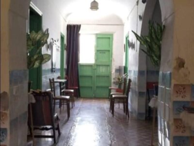 Antigua casa en un pueblo de Cáceres con patio, dos naves y bastante terreno.