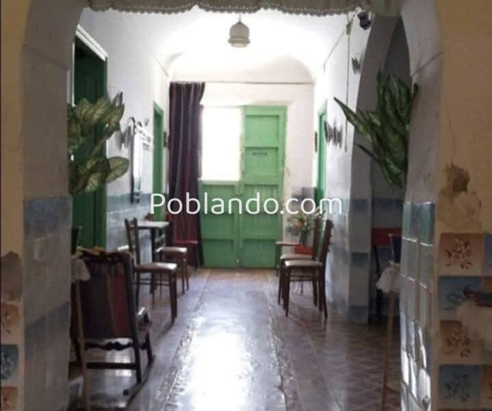 Antigua casa en un pueblo de Cáceres con patio, dos naves y bastante terreno.