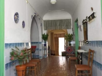 Antigua casa en un pueblo de Cáceres con patio, dos naves y bastante terreno.