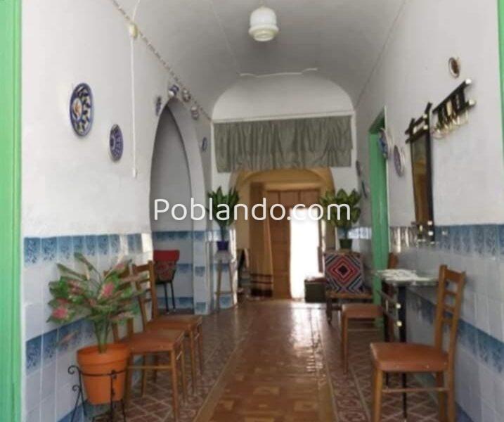 Antigua casa en un pueblo de Cáceres con patio, dos naves y bastante terreno.