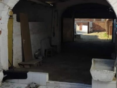 Antigua casa en un pueblo de Cáceres con patio, dos naves y bastante terreno.