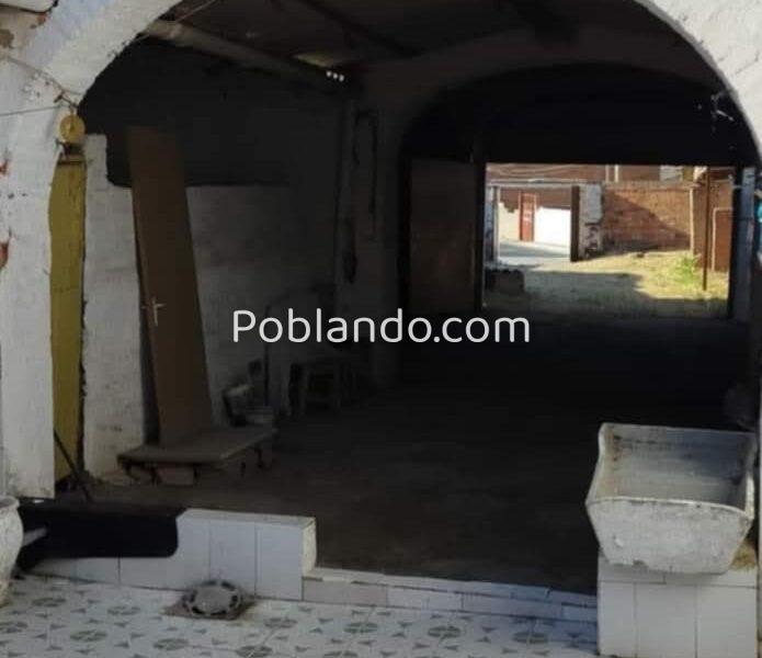 Antigua casa en un pueblo de Cáceres con patio, dos naves y bastante terreno.