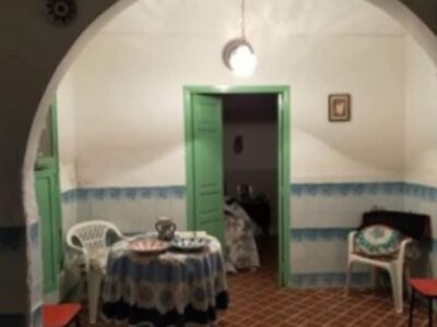 Antigua casa en un pueblo de Cáceres con patio, dos naves y bastante terreno.