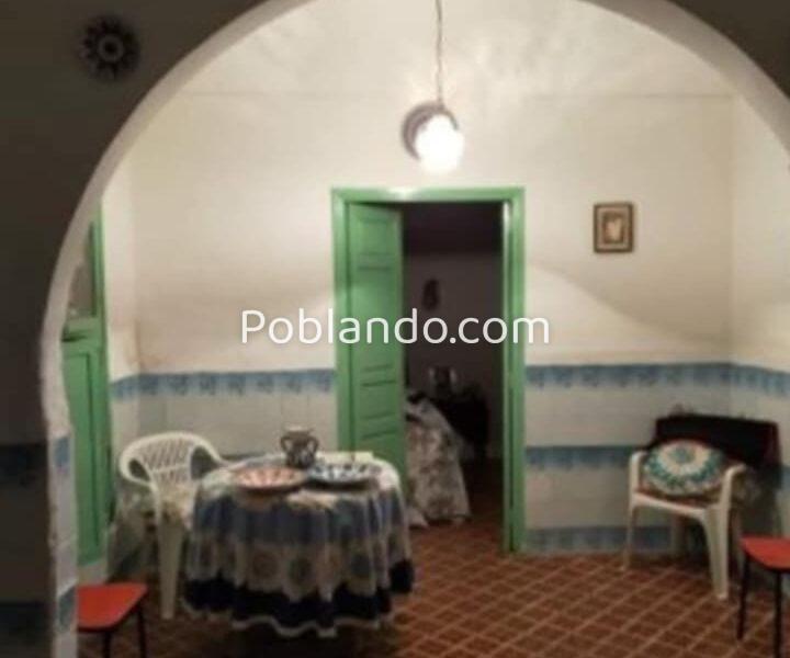 Antigua casa en un pueblo de Cáceres con patio, dos naves y bastante terreno.