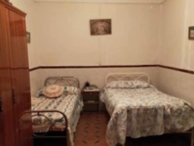 Antigua casa en un pueblo de Cáceres con patio, dos naves y bastante terreno.