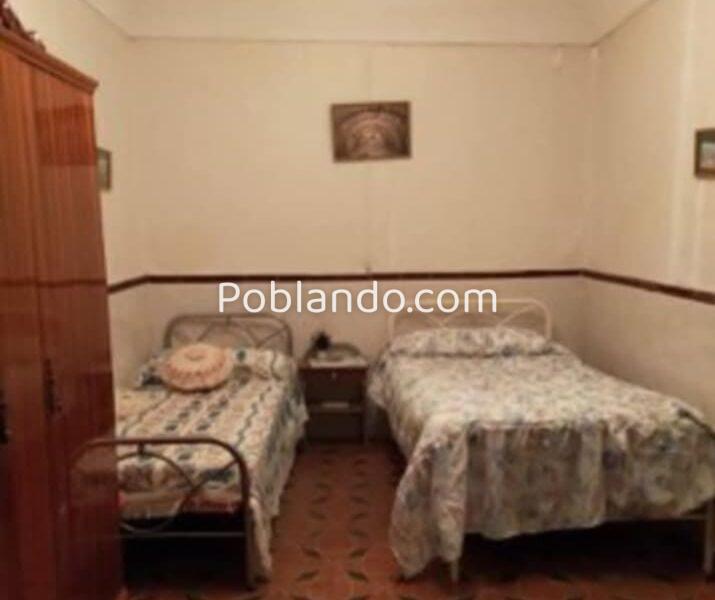 Antigua casa en un pueblo de Cáceres con patio, dos naves y bastante terreno.