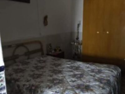 Antigua casa en un pueblo de Cáceres con patio, dos naves y bastante terreno.