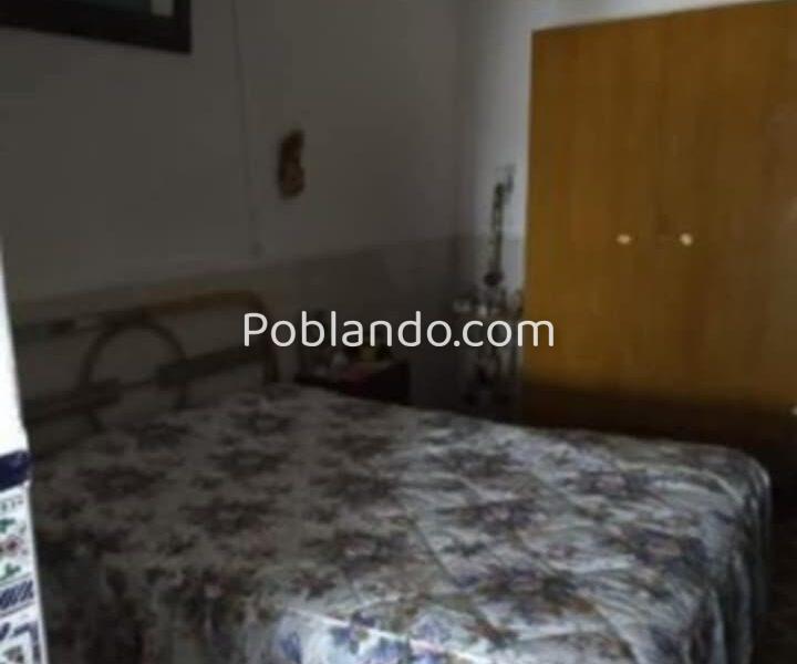 Antigua casa en un pueblo de Cáceres con patio, dos naves y bastante terreno.