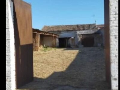 Antigua casa en un pueblo de Cáceres con patio, dos naves y bastante terreno.