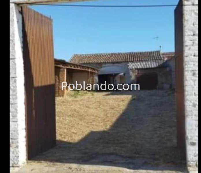Antigua casa en un pueblo de Cáceres con patio, dos naves y bastante terreno.