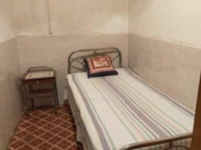 Antigua casa en un pueblo de Cáceres con patio, dos naves y bastante terreno.